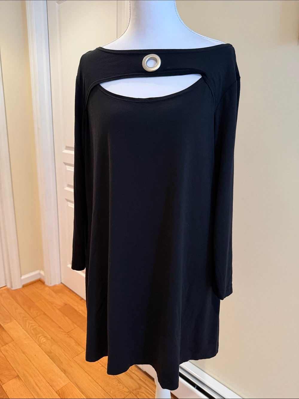 Max & Rina Black Top with Bright Pink Label - Picture 2 of 8